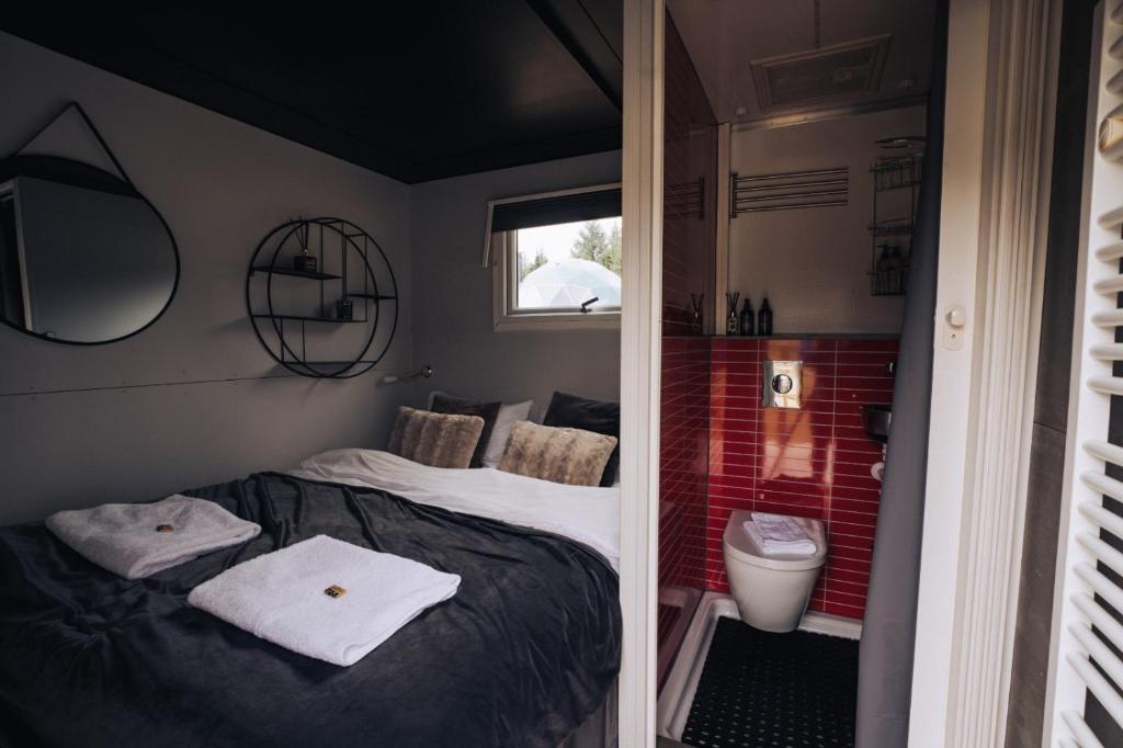 Dormitorio pequeño con cama y aseo en Golden Circle Truck Experience, en Selfoss
