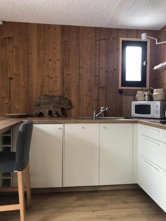 Kuchyň nebo kuchyňský kout v ubytování Appartement 6 personnes aux 2 Alpes, au pied des pistes - Wi-fi, Parking gratuit, Terrasse vue sur jardin