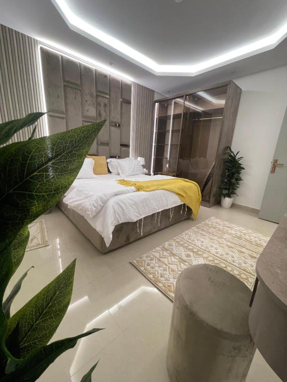 เตียงในห้องที่ Riyadh fancy appartment