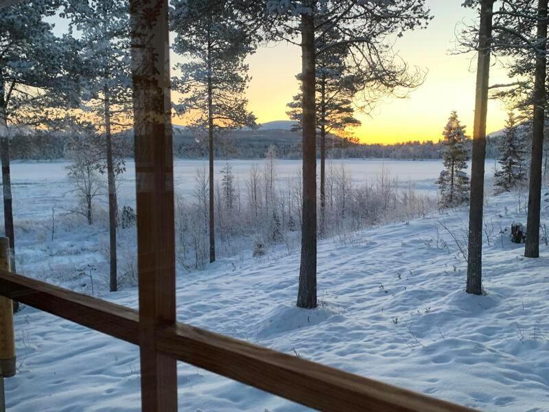 Ruska 2, Ylläs, Äkäslompolo, Lapland - Log Cabin with Lake and Fell Scenery v zimě