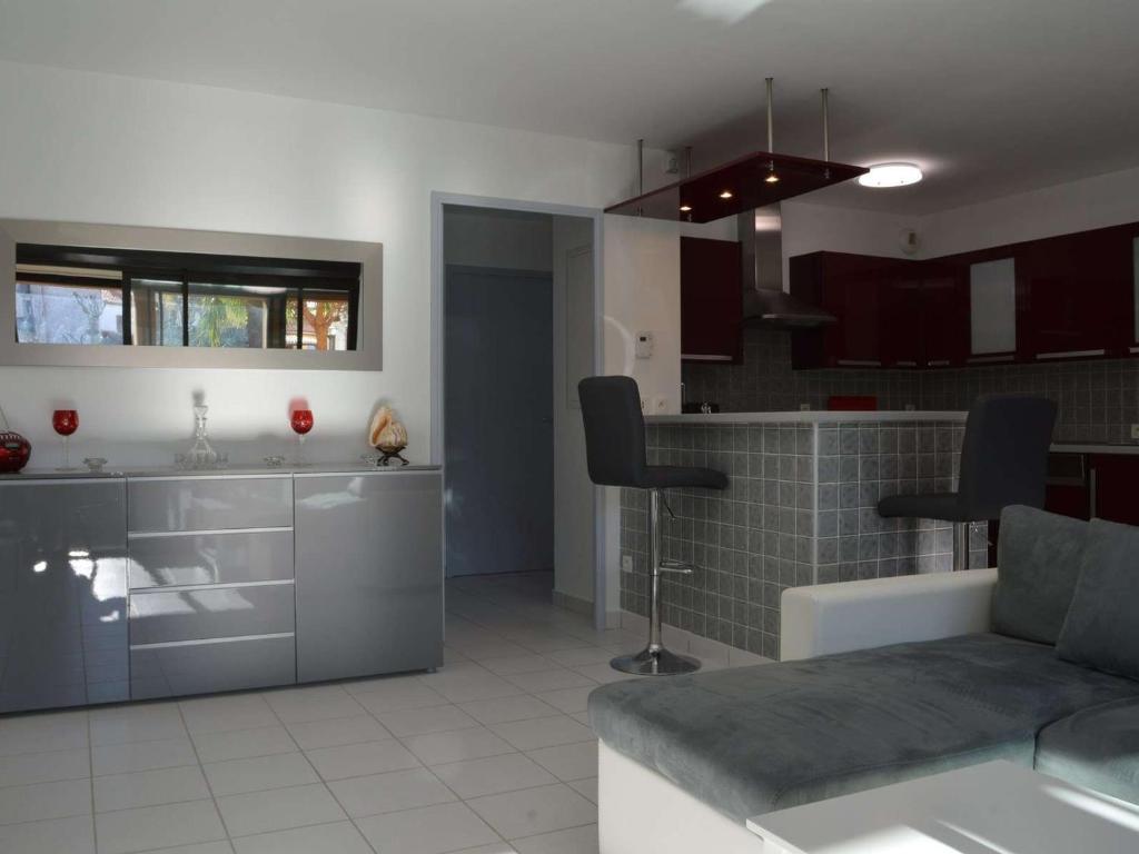 een keuken en een woonkamer met een bank en een tafel bij Appartement Argelès-sur-Mer, 3 pièces, 4 personnes - FR-1-225-652 in Argelès-sur-Mer