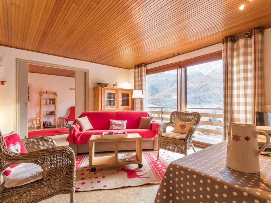 a living room with a red couch and chairs at Appartement Le Monêtier-les-Bains, 3 pièces, 6 personnes - FR-1-330F-132 in Le Monêtier-les-Bains