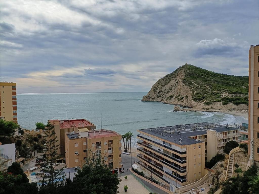 vistas a una playa con edificios y al océano en Apartamento, La Cala Vicent&Alba en Cala de Finestrat