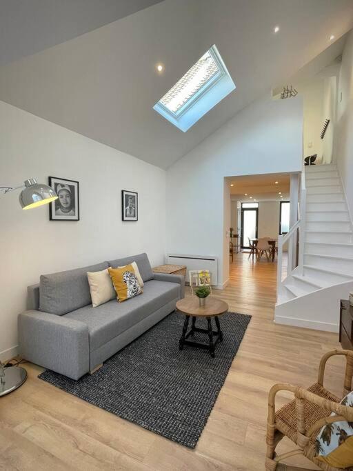 un salon avec un canapé et une table dans l'établissement La Mais'Annette, Charme et calme à 5 km du Touquet, à Étaples