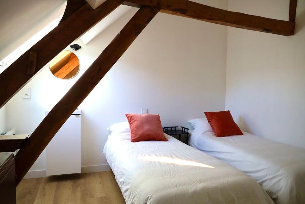 Cette chambre mansardée comprend 2 lits. dans l&#39;établissement La Mais&#39;Annette, Charme et calme à 5 km du Touquet, à Étaples
