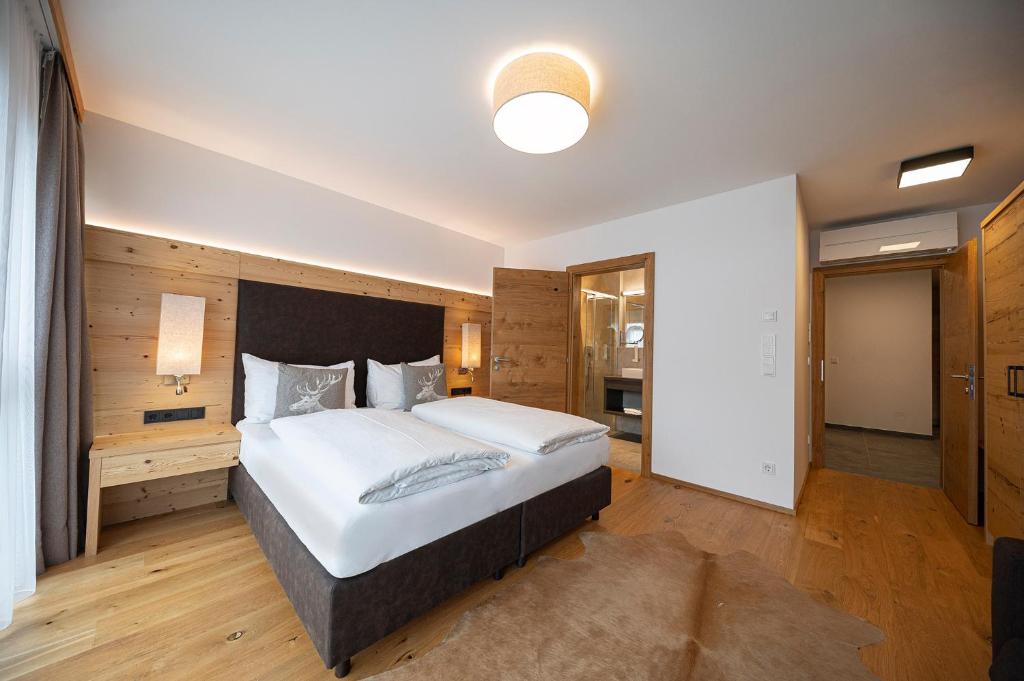 Postel nebo postele na pokoji v ubytování Lakeside Luxury Apartments