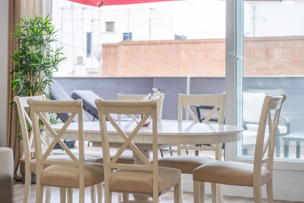Posedenie v ubytovaní Spacious Penthouse with Private Terrace
