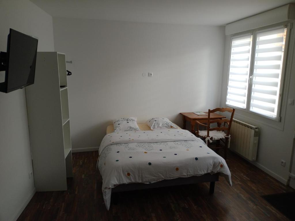 Postel nebo postele na pokoji v ubytování Chambre studio