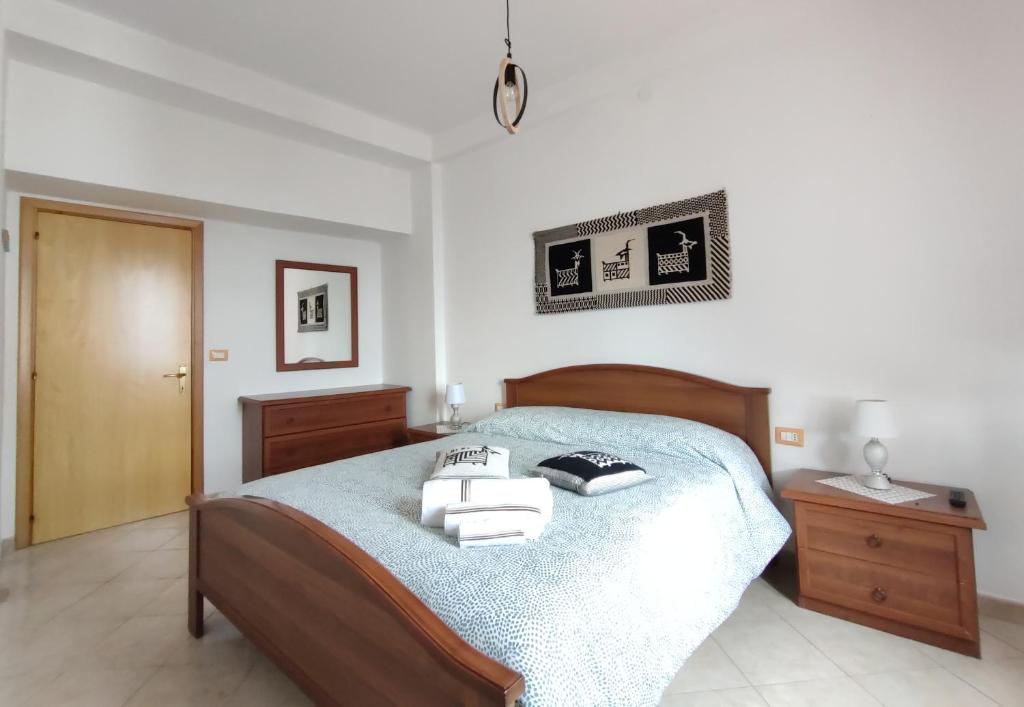 1 dormitorio con 1 cama con 2 toallas en La Dimora del Viaggiatore en Jerzu
