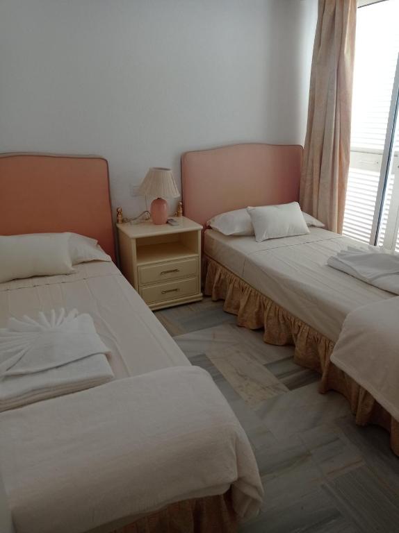 Posteľ alebo postele v izbe v ubytovaní 31 Mijas Playa Club townhouse La Cala