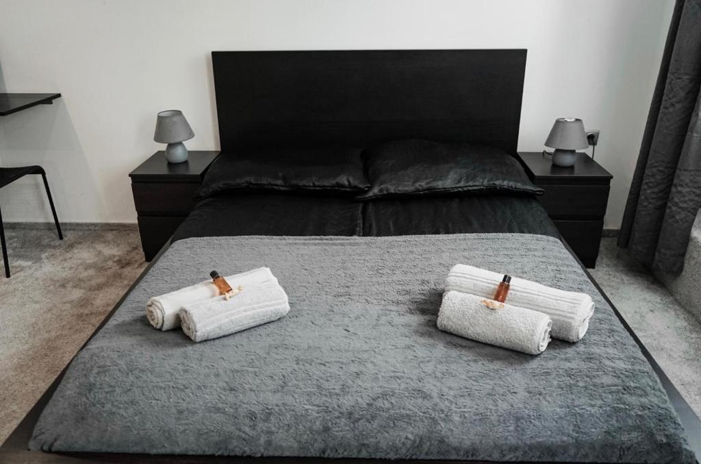 - une chambre avec un lit et 2 oreillers dans l'établissement Downtown studios Budapest, à Budapest
