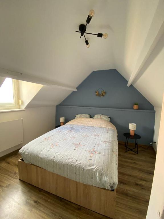 1 dormitorio con 1 cama y ventilador de techo en Cosy maison de ville Rouennaise, en Rouen