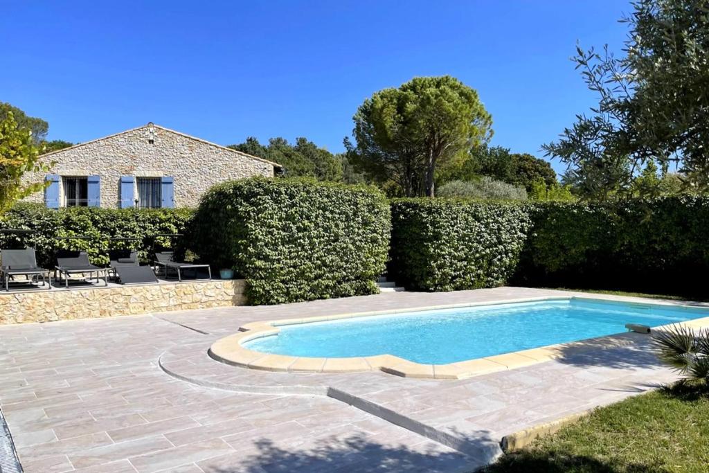 聖卡納的住宿－Domaine El Bey - Villa les Vignes，房屋前的游泳池