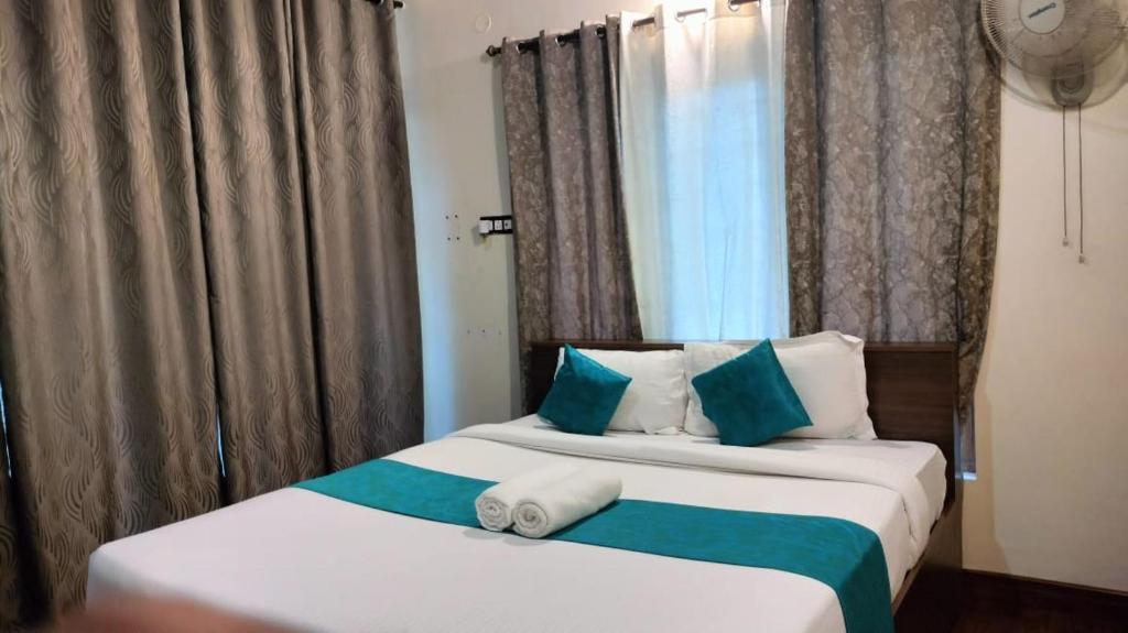 Postel nebo postele na pokoji v ubytování Jungle Hill Resort Coorg