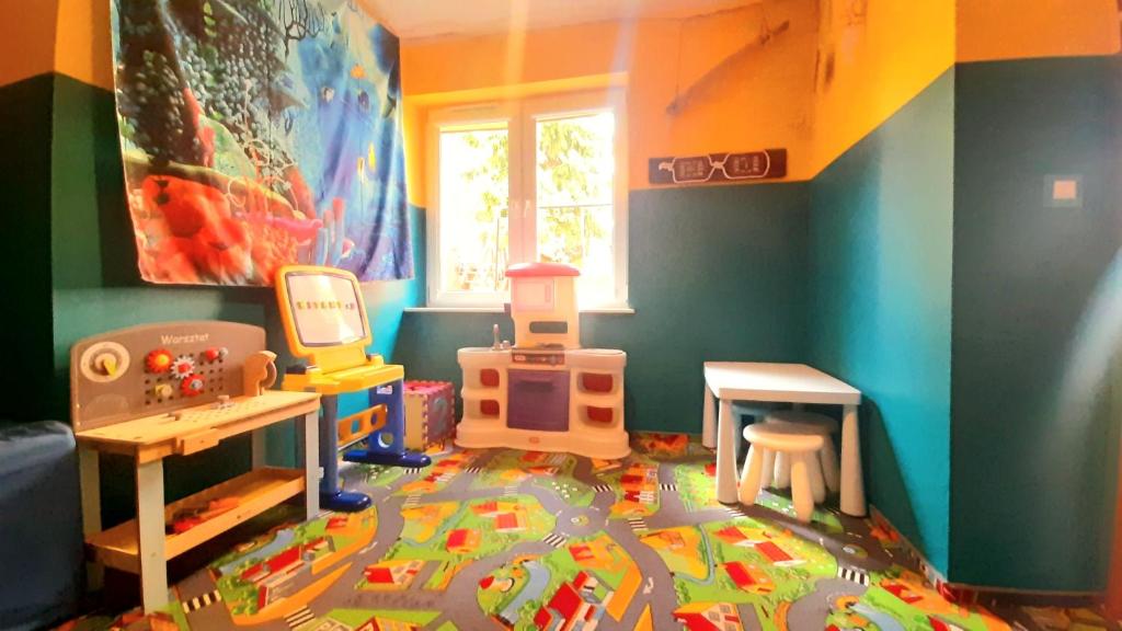 pokój dla dzieci z pokojem zabaw z placem zabaw w obiekcie Perłowa Przystań we Władysławowie