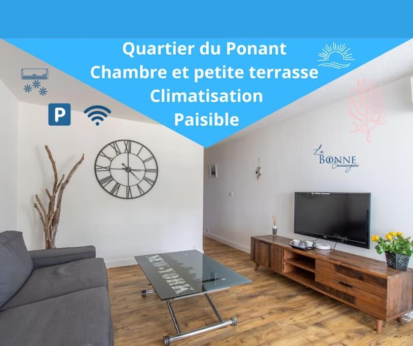 sala de estar con sofá y TV en Le Corail * Charmant T2 * Clim Réversible * Ponant * Rénové * Lumineux, en La Grande-Motte