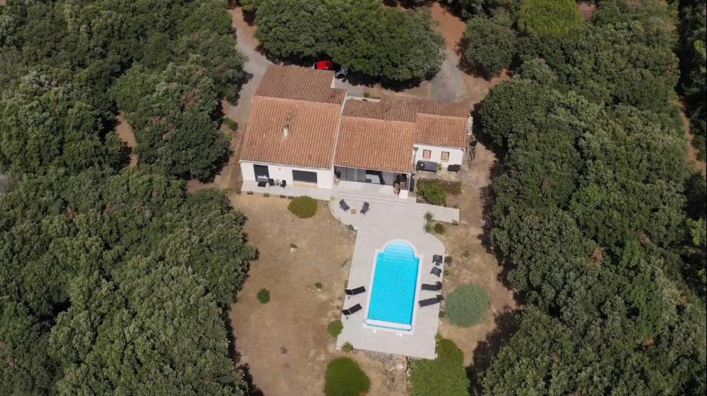 an aerial view of a house with a blue pool at Chambre d'hôte à La maison du petit bois 4 étoiles in Ventenac-Cabardès