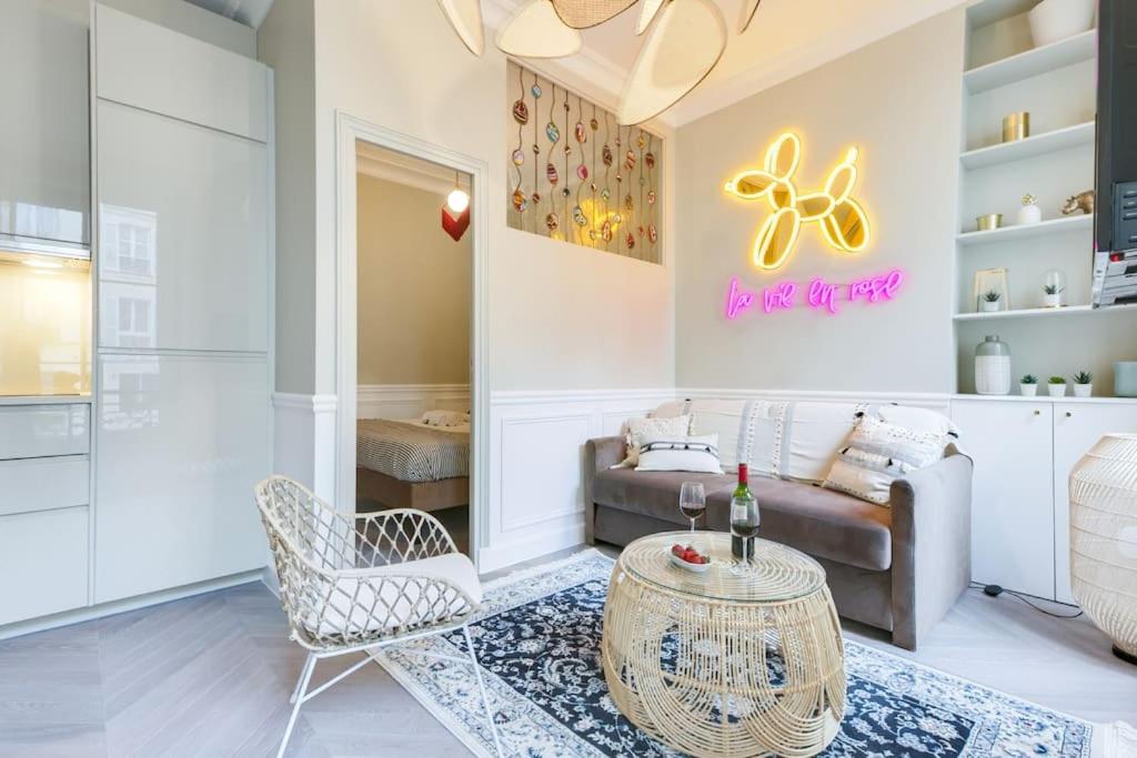 un salon avec un canapé et une table dans l'établissement Lovely flat in Central Paris near Notre-Dame, à Paris