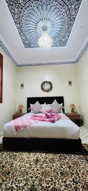 Postel nebo postele na pokoji v ubytování Riad Amazing