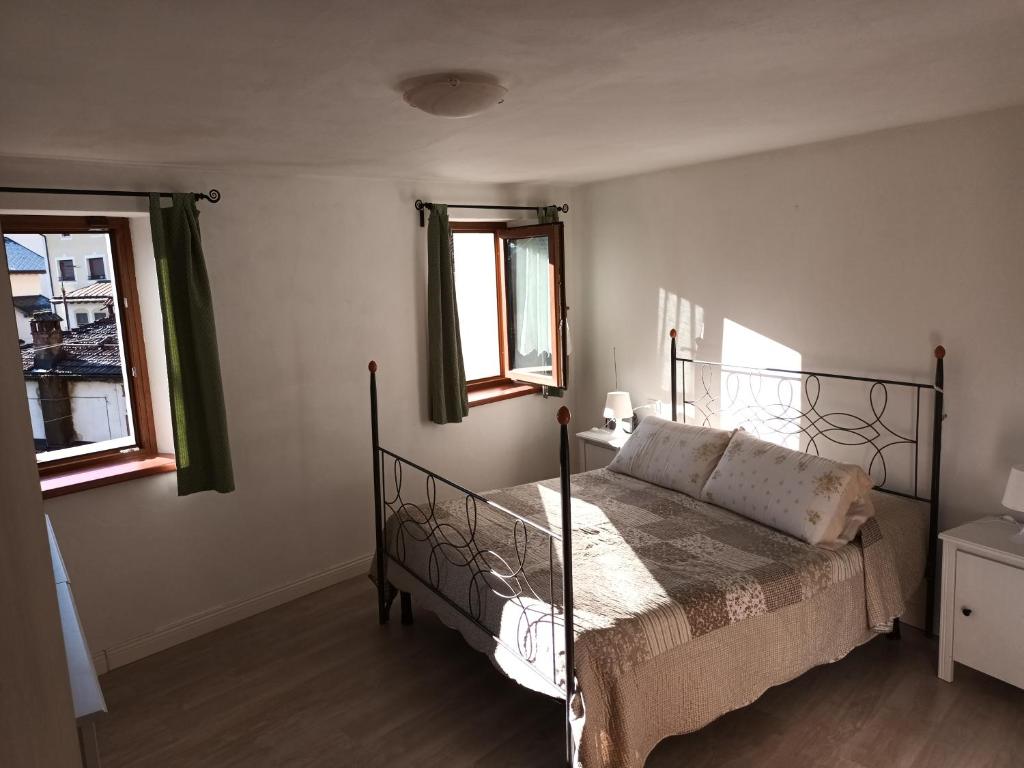 Postel nebo postele na pokoji v ubytování Le dolomiti di Angelo