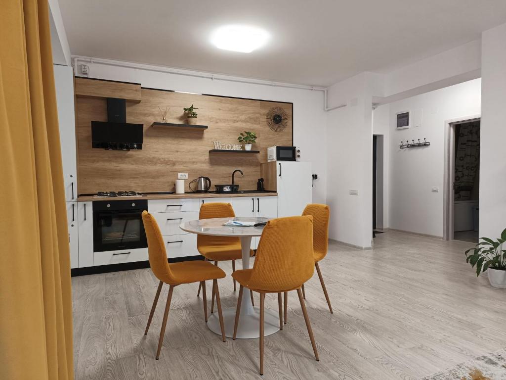 a kitchen and dining room with a table and chairs at Apartament Genius 2 in Ploieşti