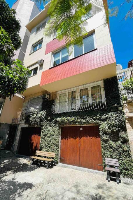 a building with two benches in front of it at Apartamento no Leblon in Rio de Janeiro