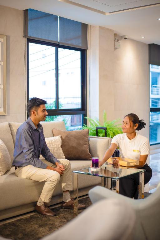 Khu vực ghế ngồi tại SAM E Hotel Bangkok Sathorn