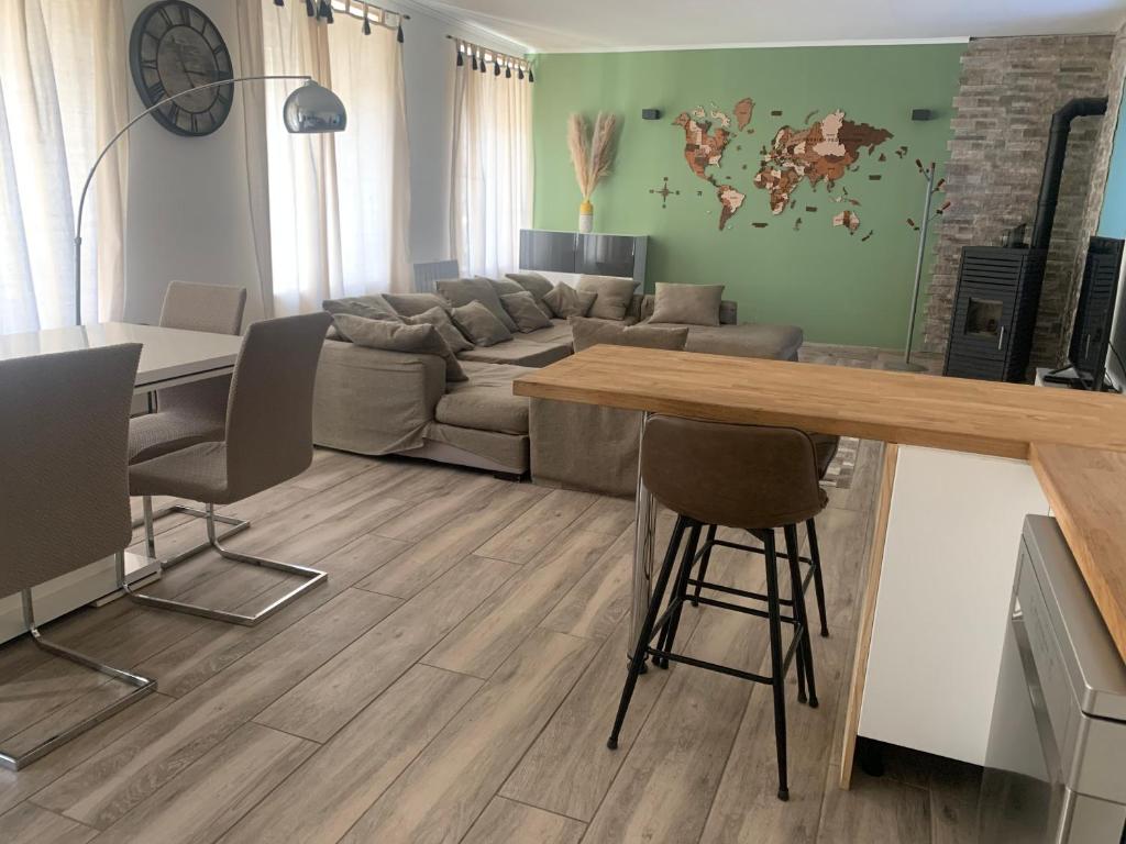 ein Wohnzimmer mit einem Tisch und einem Sofa in der Unterkunft Au coeur d'Argentan in Argentan