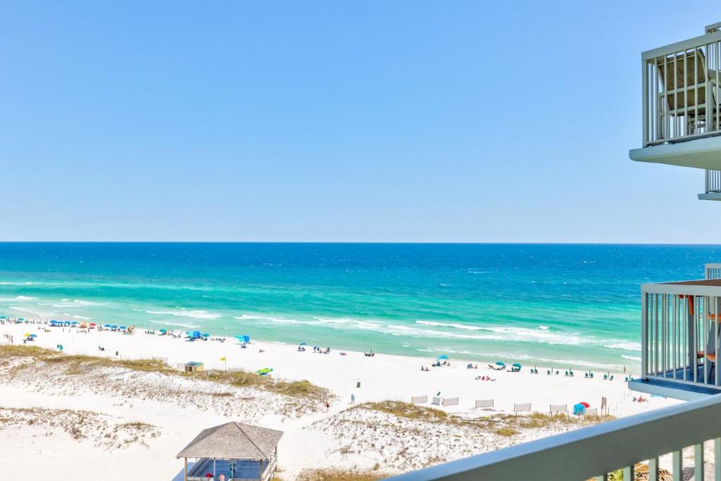 Blick auf den Strand vom Balkon einer Eigentumswohnung in der Unterkunft Pelican Beach Resort by Colasan in Destin