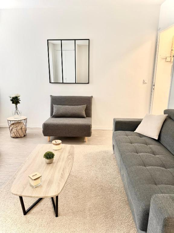 sala de estar con sofá y mesa de centro en Cocon Urbain, Centre Ville Quartier Vieux-Port - rue Paradis, Rénové, climatisé, 3pers, en Marsella
