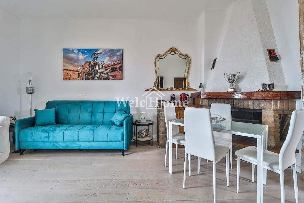 een woonkamer met een blauwe bank en een tafel bij Secret Place Bologna in Bologna