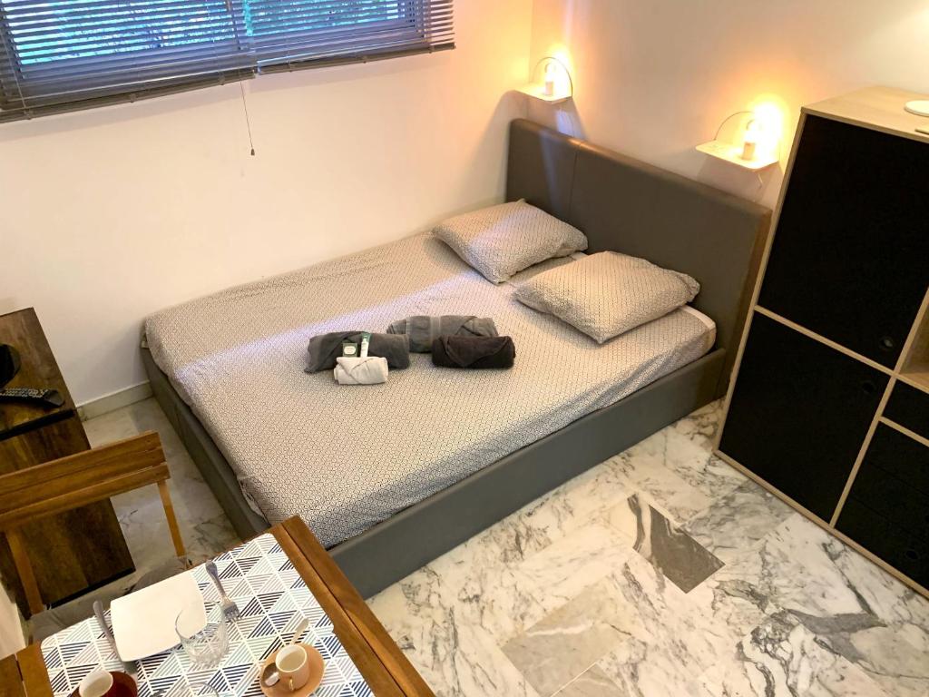 une chambre avec un lit avec deux sacs dessus dans l'établissement Cannes center AC wifi 200 m sea behind Martinez Hotel, à Cannes