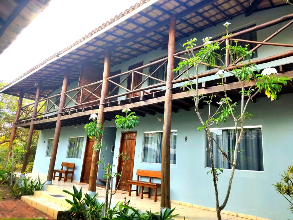 Casa con balcón en un jardín en Chalé Seychelles, en Barra Grande