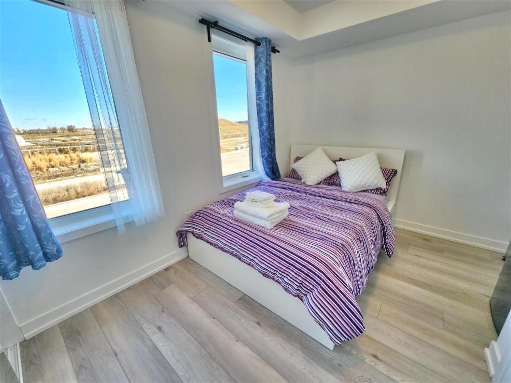 een kleine slaapkamer met een bed en een raam bij Toronto Downtown Midtown North York Newly Built Modern Bright Room in Toronto