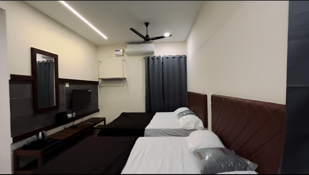 HOTEL COASTAL INN - Quadruple Room With Private Bathroom