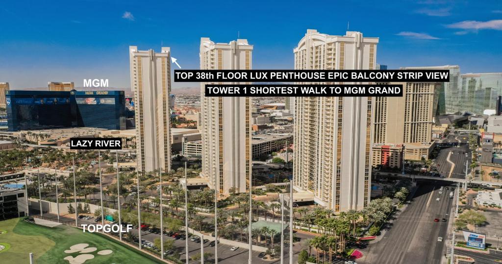 uma vista para o horizonte da cidade com edifícios altos em SIGNATURE MGM TOP 38th FLOOR PENTHOUSE, BEST DELUXE BALONY STRIP VIEW SUITE, NO RESORT FEE, FREE VALET, SHORTEST WALK 2 MGM em Las Vegas