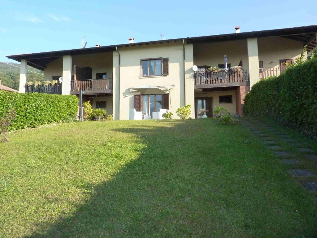 Taman di luar Casa Muceno