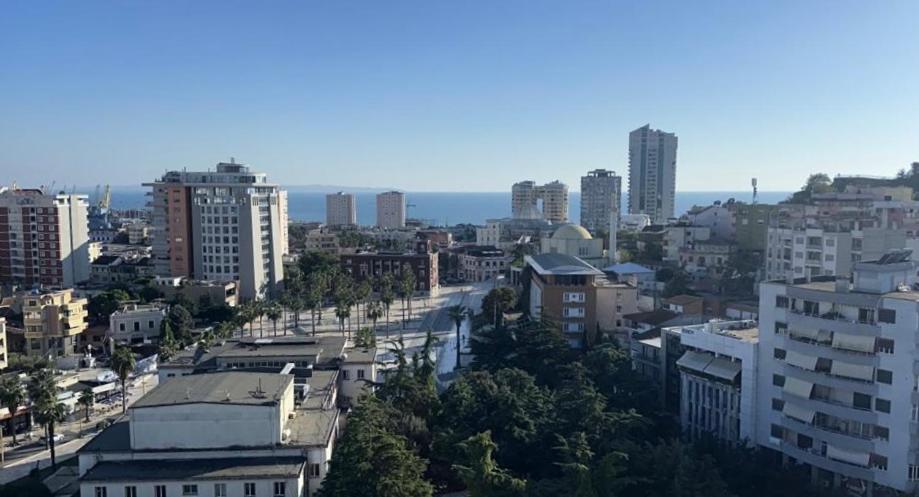 una vista de una ciudad con edificios altos en CityPart, en Durrës