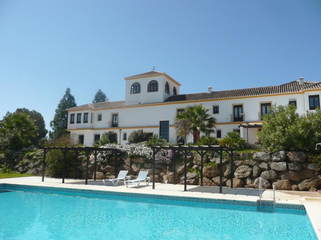 un complejo con piscina y un edificio en A Dream in Beauty and Tranquility, en Almogía