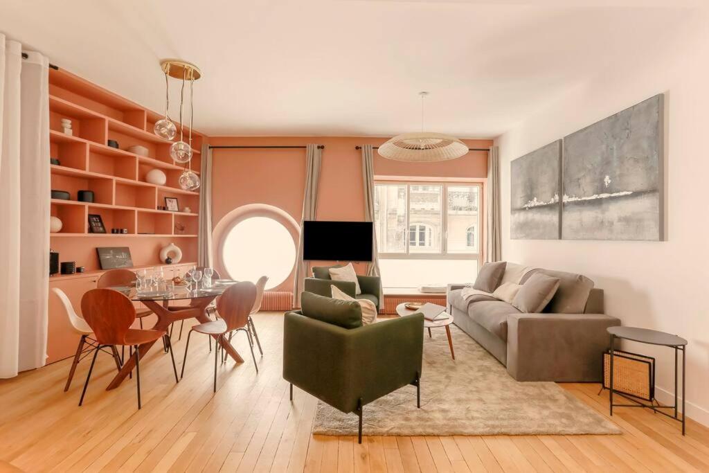 un salon avec un canapé et une table dans l'établissement Modern 2 bedrooms near Louvre, à Paris