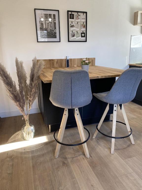 2 chaises assises à côté d'un bureau avec un ordinateur portable dans l'établissement Domaine Font Castel - Gîte Wavre, à Béziers