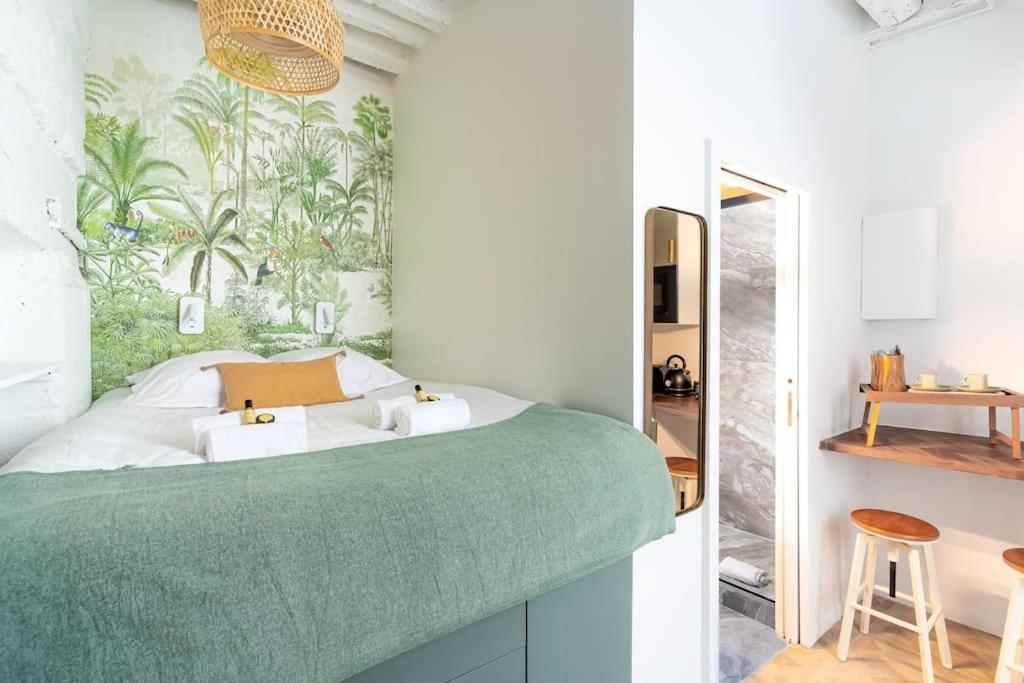 - une chambre avec un lit vert et blanc et un tabouret dans l'établissement Luxe - dream Location - for 2 pp, à Paris