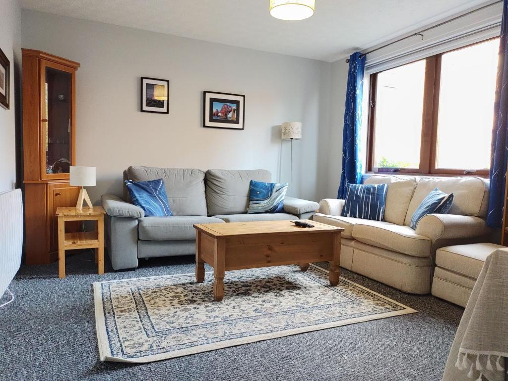 sala de estar con sofá y mesa de centro en amazing apartments: Dorset Place - free parking, en Edimburgo