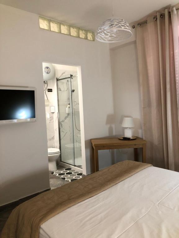 una camera con letto e TV a parete di Appartamento di Giò a Palermo