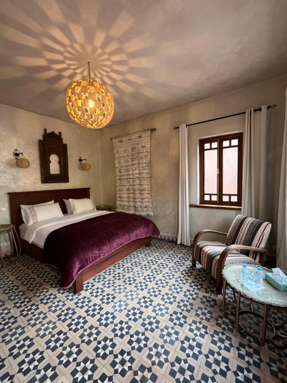 1 dormitorio con cama, sofá y mesa en Boutique Guesthouse Dar Zohra, en Marrakech