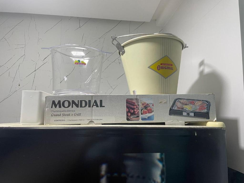 a box and a blender on top of a microwave at Casa Brilho da Lua - 3 Suítes, apenas 300m da Praia in Porto Seguro