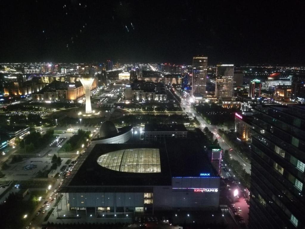widok na miasto w nocy ze stadionem w obiekcie Северное Сияние 41 этаж 01 w mieście Astana