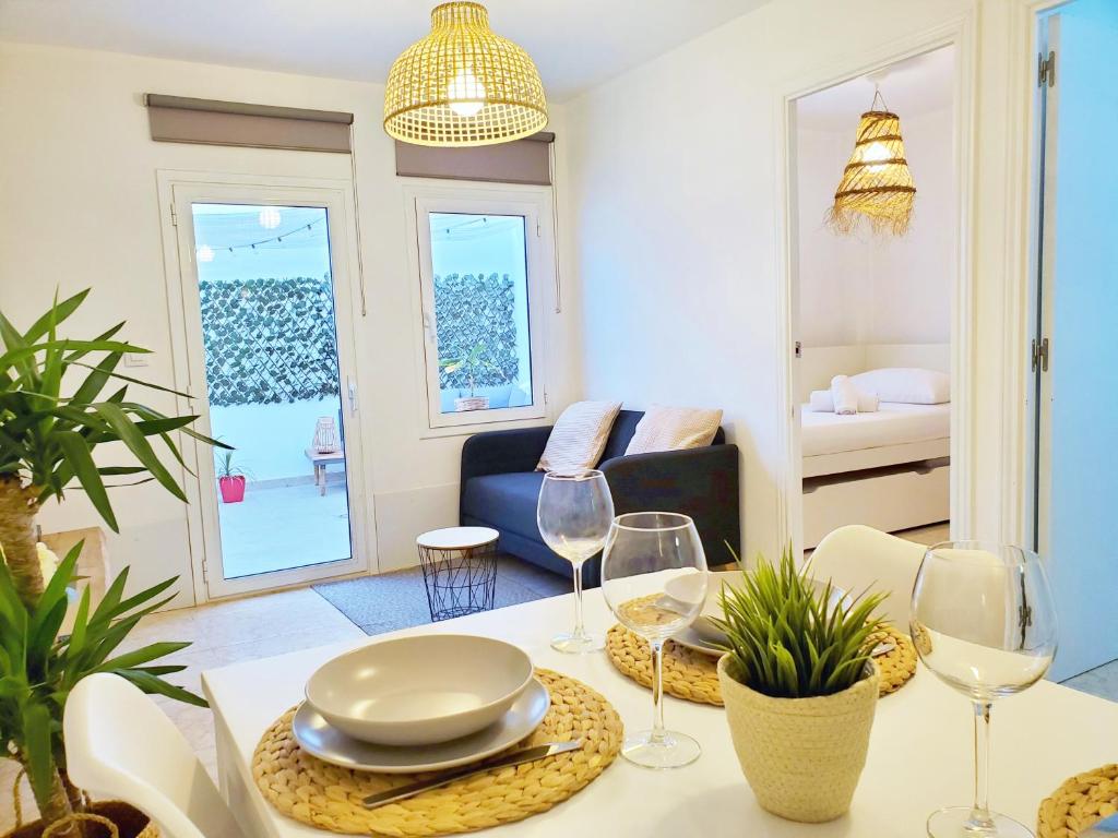 een eetkamer met een tafel met wijnglazen bij Apartamento céntrico con patio privado in Tarragona