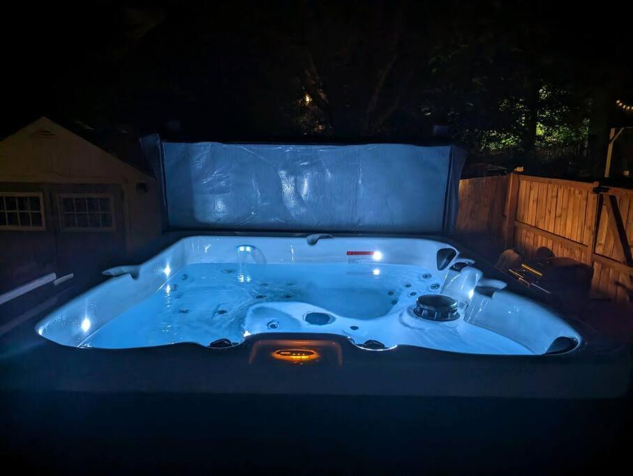 una bañera azul en el patio trasero por la noche en Cute & Cozy 2/1 Lakeview House on Chain O Lakes, en Fox Lake