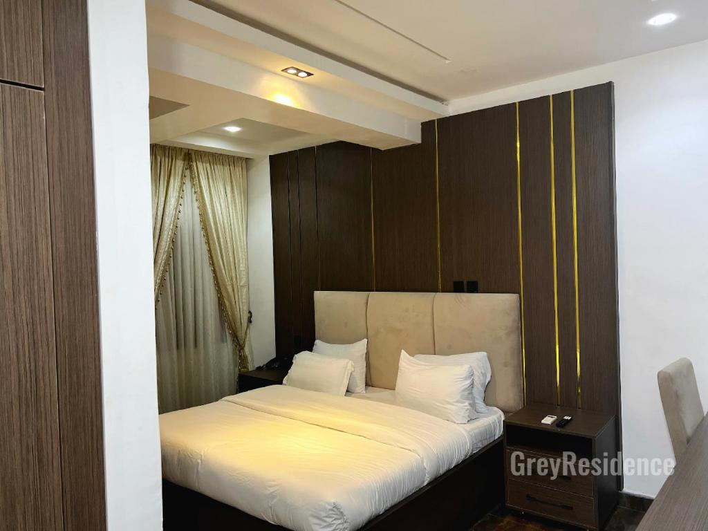 Postel nebo postele na pokoji v ubytování Grey Residence